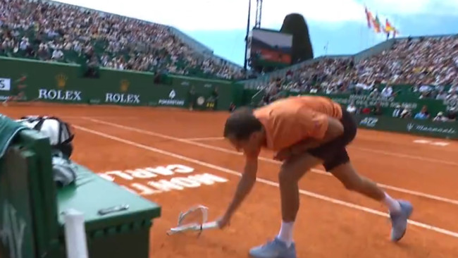Medvedev perde il controllo e distrugge la racchetta durante una sconfitta umiliante per 6-0, 6-0