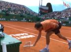 Medvedev perde il controllo e distrugge la racchetta durante una sconfitta umiliante per 6-0, 6-0
