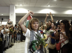 Greta Thunberg accolta ad Atene dopo la deportazione da Israele