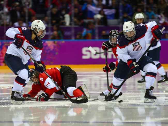 La capitana dell'hockey su ghiaccio della squadra USA, Hilary Knight, definisce la battuta di Trump di cattivo gusto e difende la squadra maschile