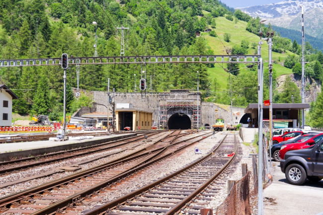 Treno deraglia in Svizzera dopo una serie di valanghe mortali sulle Alpi durante il fine settimana