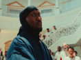 Mahershala Ali mostra le sue abilit&agrave; di spada simili a quelle di quelle diBlade in Your Mother Your Mother Your Mother 