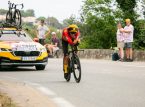Tobias Johannessen portato in ospedale con l'ossigeno dopo l'estenuante scalata del Mont Ventoux