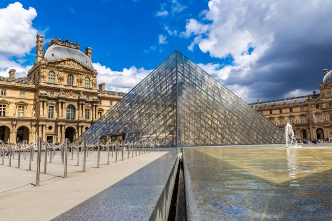 Due sospetti arrestati in relazione alla rapina al Louvre