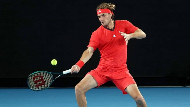 Stefanos Tsitsipas scende al posto più basso degli ultimi otto anni dopo un'altra eliminazione al primo turno