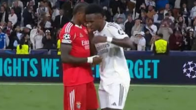 Giocatore del Benfica criticato e insultato per aver parlato con Vinícius... e a Prestianni piace