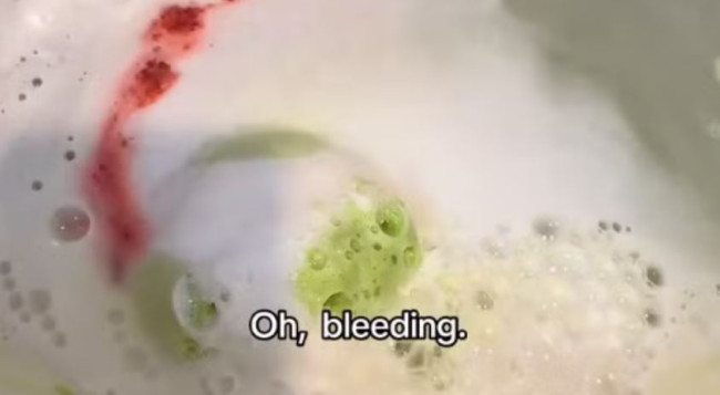 Questa bomba da bagno di Yoshi trasforma l'ora del bagno in una scena horror