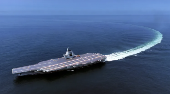 La Fujian, la terza portaerei cinese e la più capace fino ad oggi, ha appena attraversato lo Stretto di Taiwan