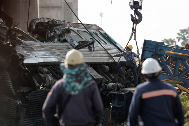 Almeno 25 persone uccise dopo che una gru è crollata sul treno in Thailandia