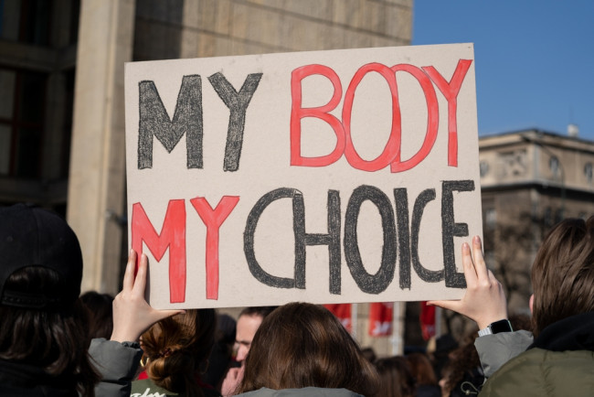 L'UE apre un canale di finanziamento per sostenere l'accesso all'aborto in tutto il blocco
