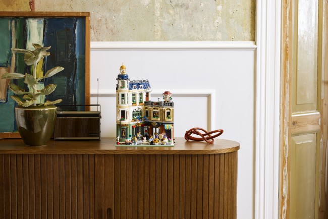 Amplia la tua città Lego con questa graziosa e pittoresca Via dello Shopping