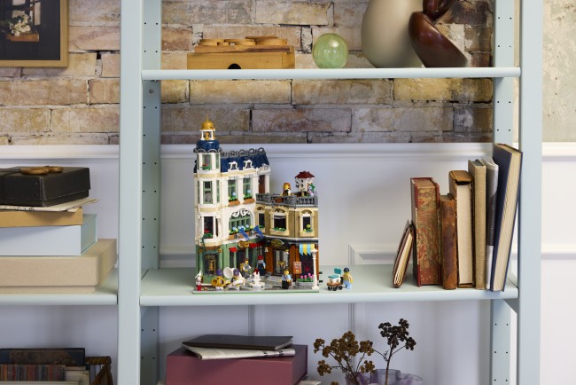 Amplia la tua città Lego con questa graziosa e pittoresca Via dello Shopping