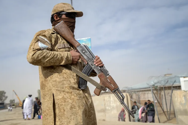 Le forze pakistane e afghane si scontrano lungo il confine dopo giorni di ostilità