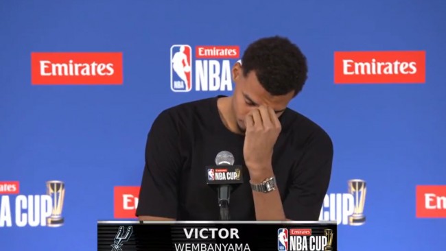 Victor Wembanyama si commuove dopo aver giocato la NBA Cup poche ore dopo la morte della nonna