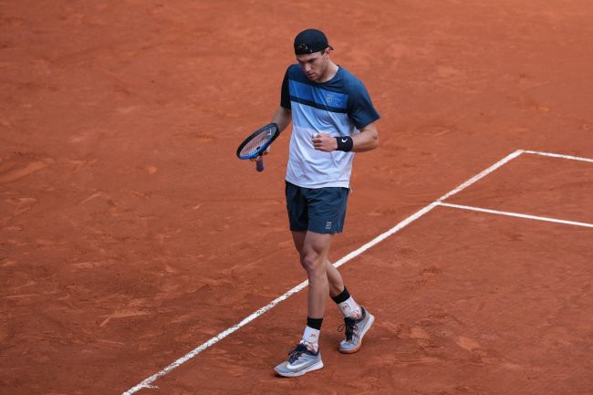 I problemi fisici di Jack Draper continuano: Si ritira al primo turno del Barcelona Open nonostante abbia vinto il set