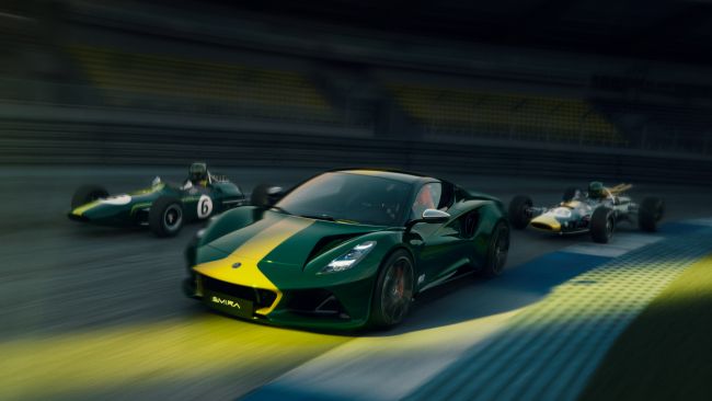 Lotus onora uno dei più grandi piloti di tutti i tempi con l'esclusivo modello Emira