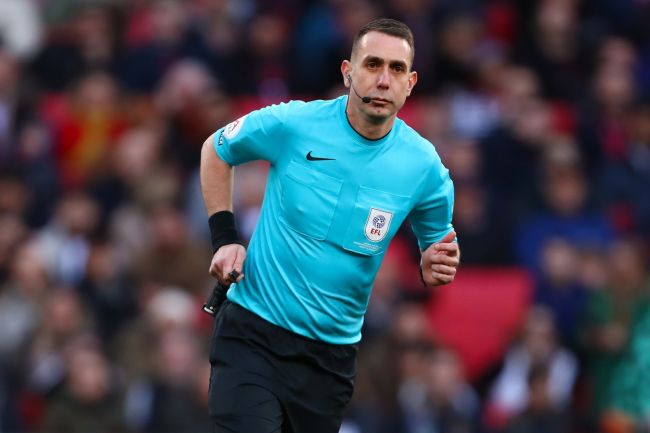 L'ex arbitro di Premier League David Coote condannato con la pena detentiva con la sospensione per aver avuto un'immagine indecente di un bambino