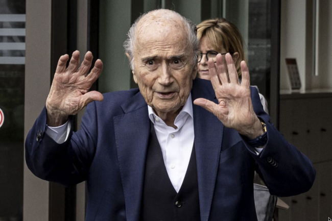 Sepp Blatter invita i tifosi di calcio a saltare la Coppa del Mondo negli Stati Uniti: "State lontani dagli USA!"
