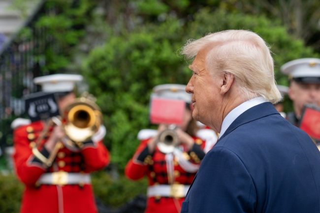 Trump annuncia la fine delle sanzioni contro la Siria e assicura un investimento saudita di 600 miliardi di dollari