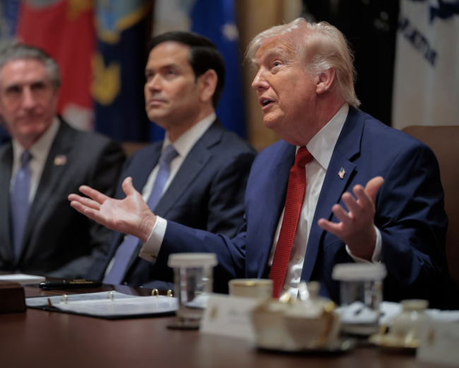 Trump rimanda la scadenza per l'apertura dello stretto di Hormuz dall'Iran di 10 giorni