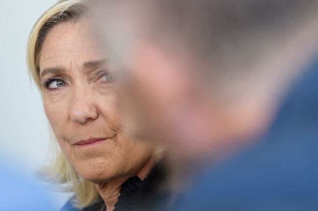 Il Rassemblement National si raduna dietro Le Pen tra le battute d'arresto legali