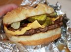 L'influencer sostiene di essere stata quasi cacciata da un ristorante per aver mangiato un hamburger sbagliato