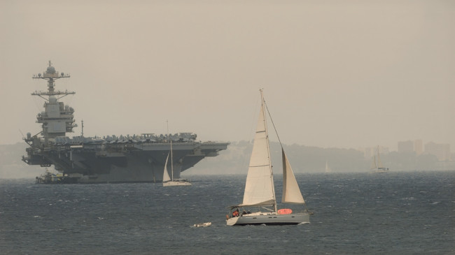 La portaerei statunitense USS Gerald R. Ford subisce un incendio a bordo durante il diciottesimo giorno della guerra con l'Iran