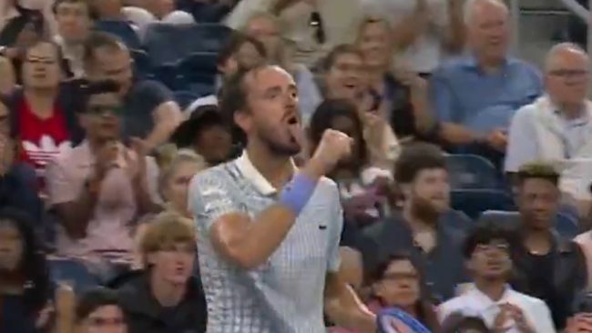 Daniil Medvedev sorpreso a fare un gesto osceno durante uno spettacolo imbarazzante agli US Open