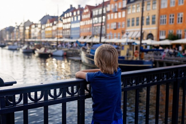 La Danimarca prevede il divieto dei social media per i minori di 15 anni