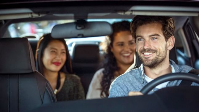 Il capo di Uber vuole che tu aspetti un po' più a lungo e faccia invece un giro in auto elettrica
