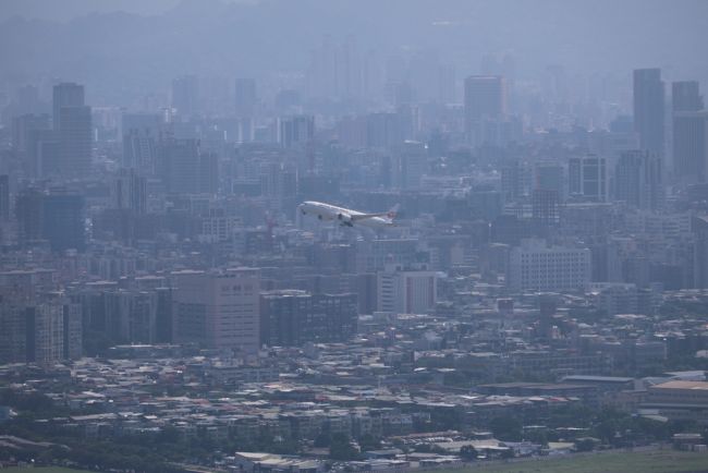 Il Giappone si prepara a una marea temporale mentre la tempesta tropicale Jangmi interrompe l'elettricità e sposta le persone