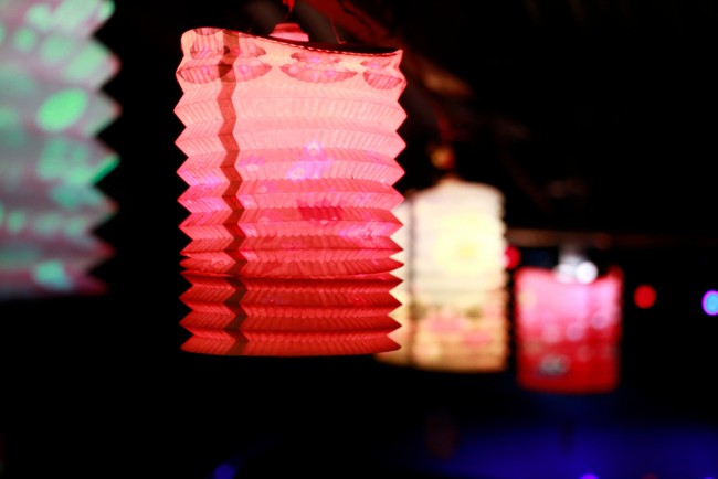 Bombardamento con parapendio al festival buddista del Myanmar provoca almeno 24 morti