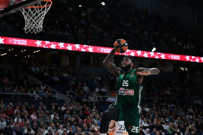 L'orribile infortunio subito da Mathias Lessort del Panathinaikos fa svenire diversi testimoni