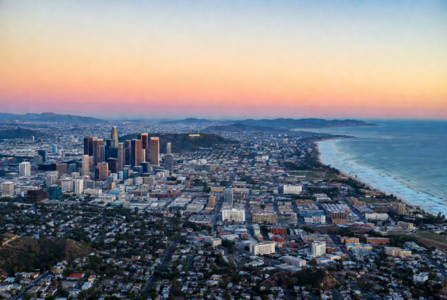 Los Angeles sta installando barriere antirifiuto nei suoi fiumi per proteggere l'oceano