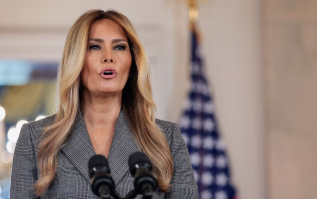 Melania Trump nega qualsiasi legame con Jeffrey Epstein: "Le bugie devono finire oggi"