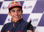 Carlos Sainz considera Marc M&aacute;rquez l'Ayrton Senna della MotoGP: "Vivere nel presente, non ce ne rendiamo conto"