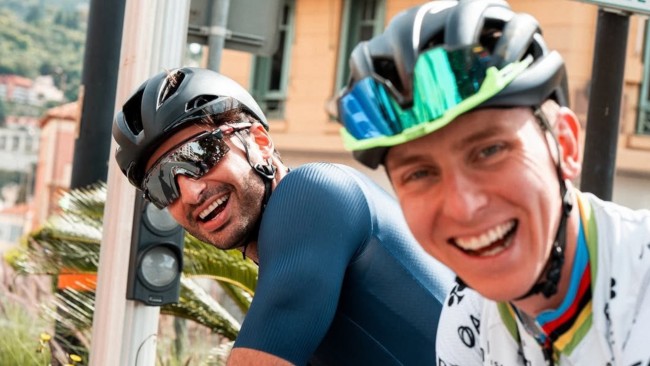 Carlos Sainz parla della sua amicizia con Tadej Pogacar: "È un ragazzo super umile, molto con i piedi per terra"