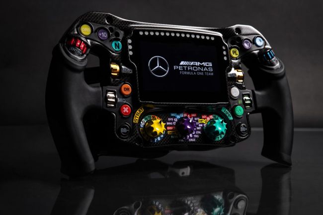 Aggiungi un volante Mercedes-AMG F1 alla tua configurazione di sim-racing