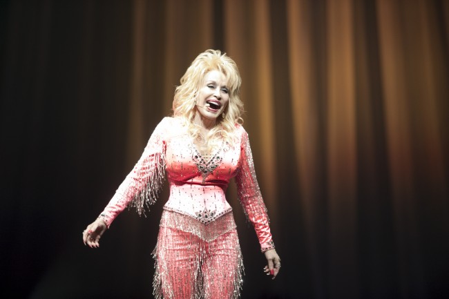 La sorella di Dolly Parton calma i fan dopo aver chiesto preghiere per la megastar del country