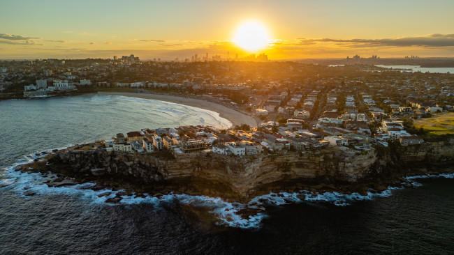 L'uomo che ha fermato uno degli sparatori di Bondi Beach è stato accusato di aggressione
