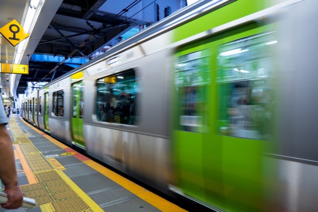 Un blackout porta il treno pendolare di Tokyo