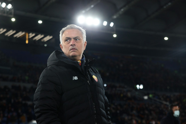 Mourinho vuole mantenere la stessa distanza riguardo al conflitto tra Vinícius e Prestianni, ma afferma che il Benfica non è razzista