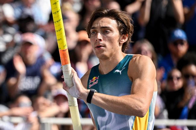 Armand Duplantis batte il record mondiale di salto con l'asta per la 14esima volta nella sua carriera