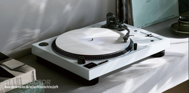 Audio-Technica presenta il giradischi bianco modello AT-LP120XBT-USB