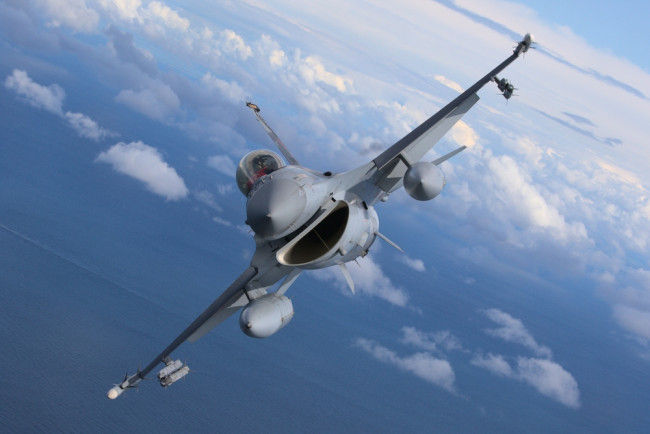 La Turchia schiera caccia F-16 e difese aeree nel nord di Cipro
