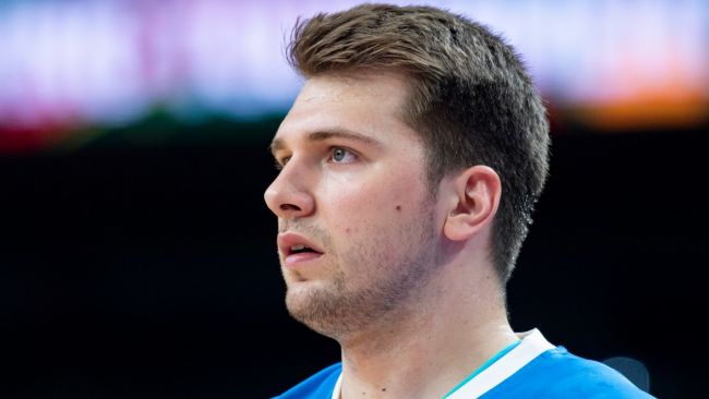 Luka Dončić si lamenta degli arbitri nella sconfitta della Slovenia contro la Germania a EuroBasket