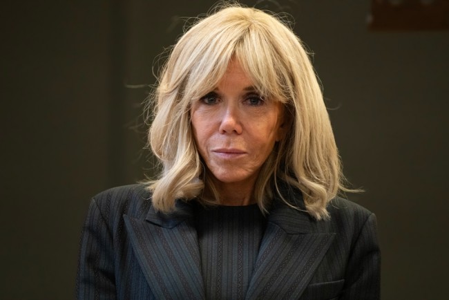 Il tribunale di Parigi condanna 10 persone per molestie online a Brigitte Macron, sostenendo che sia nata uomo