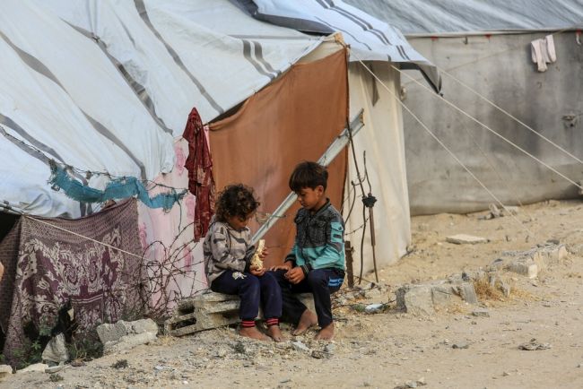 Pesanti bombardamenti israeliani a Gaza uccidono 60 persone mentre si profilano i colloqui per il cessate il fuoco