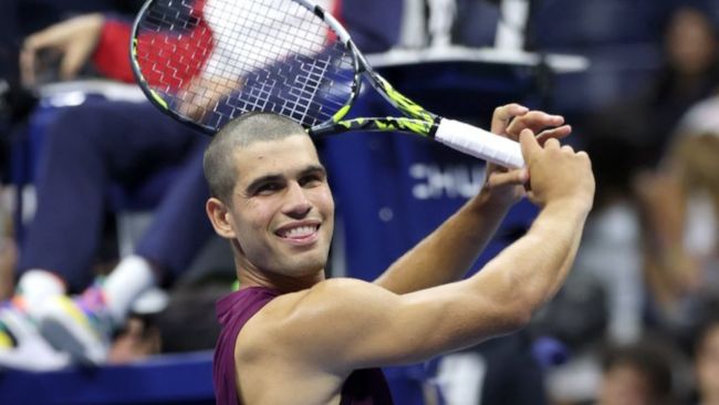 Carlos Alcaraz sorprende i partecipanti agli US Open con un nuovo taglio di capelli e l'imitazione di Rory McIlroy