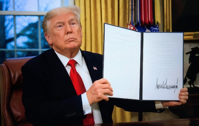 Trump firma un disegno di legge che ordina la pubblicazione dei fascicoli Epstein